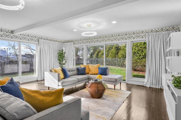 Interior, Living room, Recessed Lighting, Sun Room, Wood Texture Flooring
