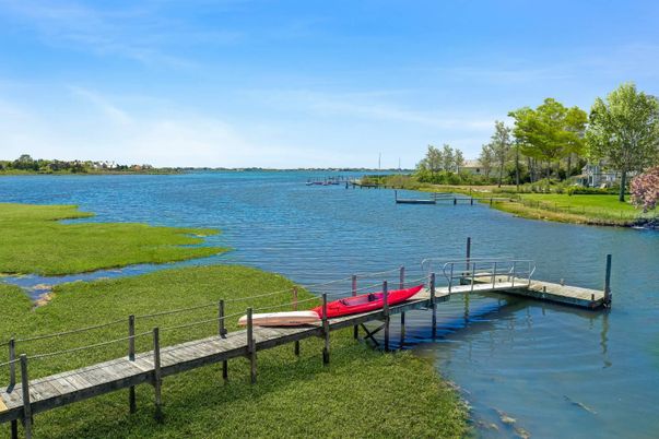 Exterior, Lake