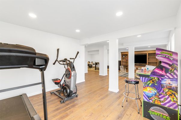 Fitness Equipment, Interior, Recessed Lighting, Wood Texture Flooring
