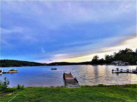 Exterior, Lake