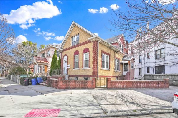 Exterior, Facade, Brick Facade, Queen Anne Victorian