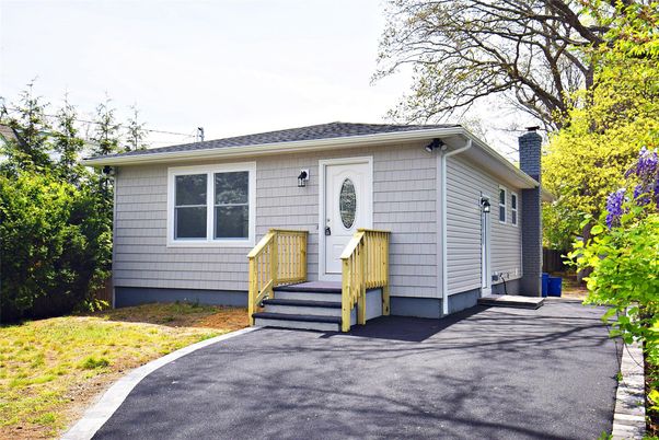 Exterior, Facade, Raised Ranch