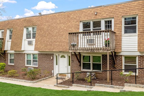 Exterior, Facade, Brick Facade, Rowhouse