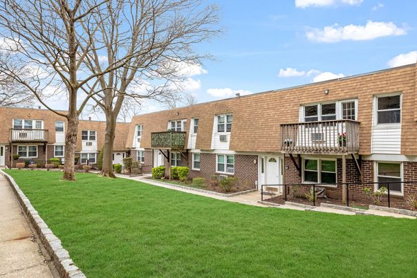 Exterior, Facade, Brick Facade, Raised Ranch