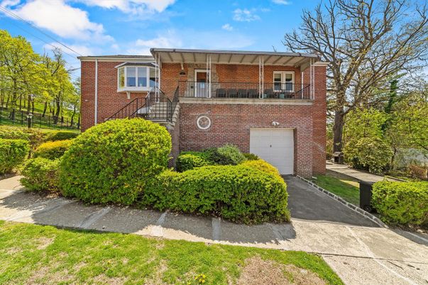 Attached, Exterior, Facade, Brick Facade, Raised Ranch