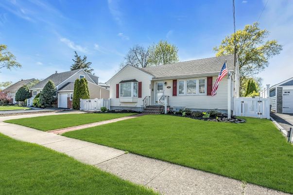 Attached, Exterior, Facade, Cape Cod