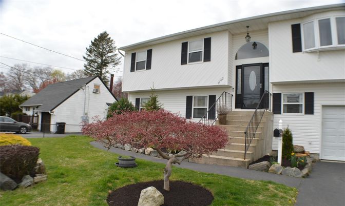 Attached, Exterior, Facade, Raised Ranch
