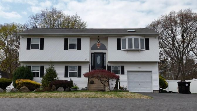 Attached, Exterior, Facade, Raised Ranch