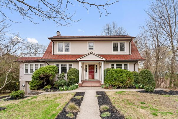 Exterior, Facade, American Foursquare
