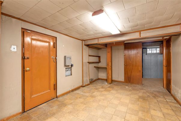 Empty room, Interior
