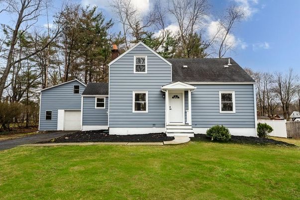 Attached, Exterior, Facade, Cape Cod