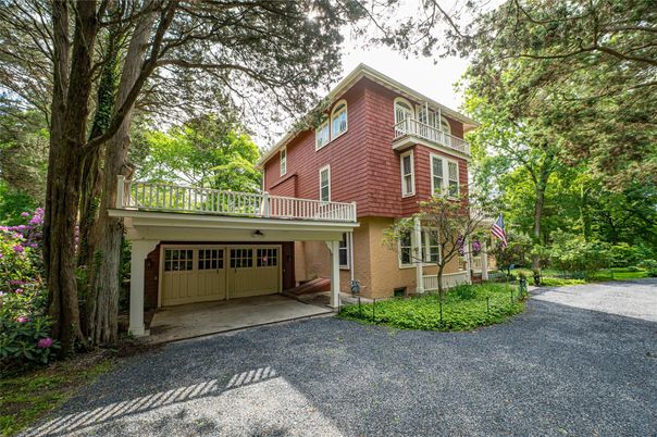Attached, Exterior, Facade, Queen Anne Victorian