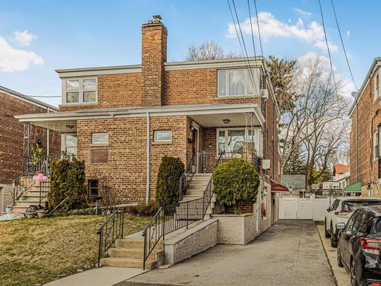 Exterior, Facade, Brick Facade, American Foursquare