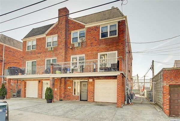 Exterior, Facade, Brick Facade, Rowhouse