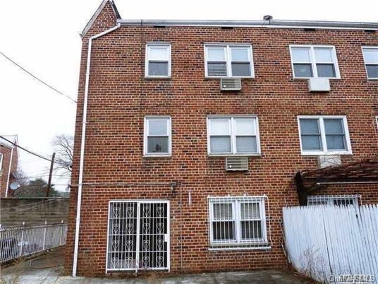 Exterior, Facade, Brick Facade, Rowhouse