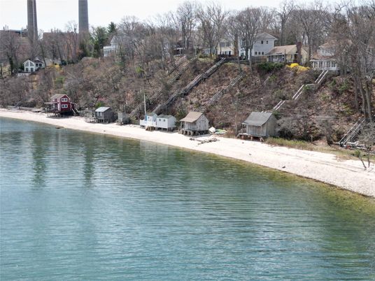 Exterior, Lake