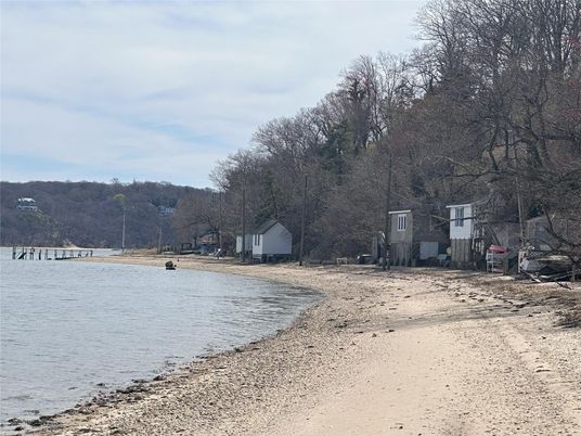Exterior, Lake