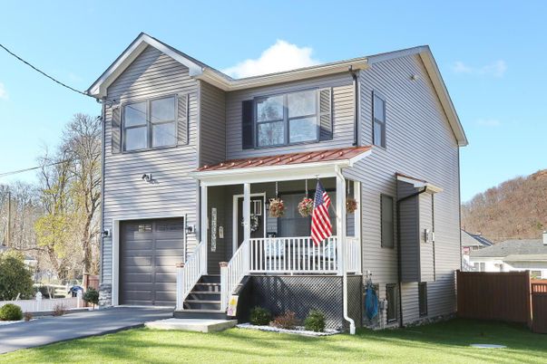 Attached, Exterior, Facade, Queen Anne Victorian