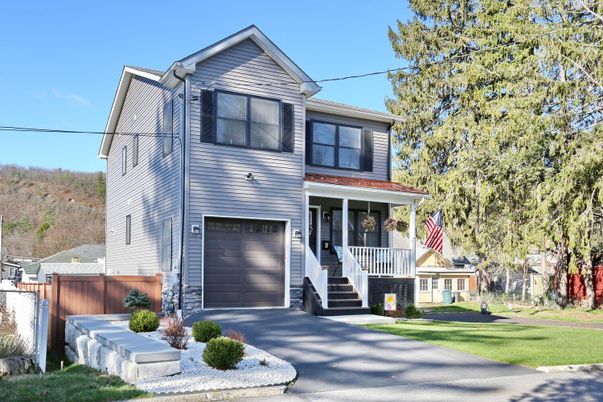 Attached, Exterior, Facade, Queen Anne Victorian