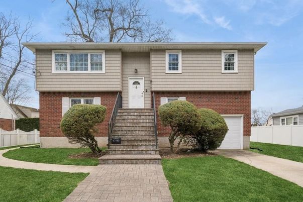 Attached, Exterior, Facade, Brick Facade, Raised Ranch