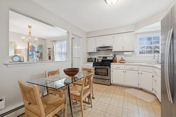 Chandelier, Dining room, Interior, Kitchen, Stainless Steel Appliances