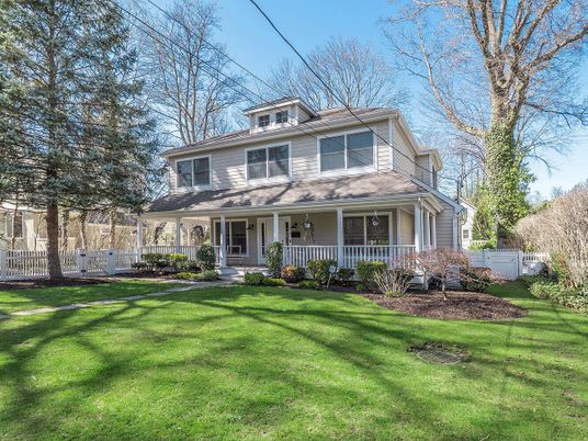 Exterior, Facade, American Foursquare