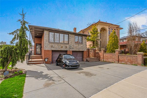 Attached, Exterior, Facade, Brick Facade, Split Level
