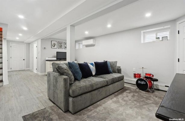 Fitness Equipment, Interior, Living room, Recessed Lighting, Wood Texture Flooring