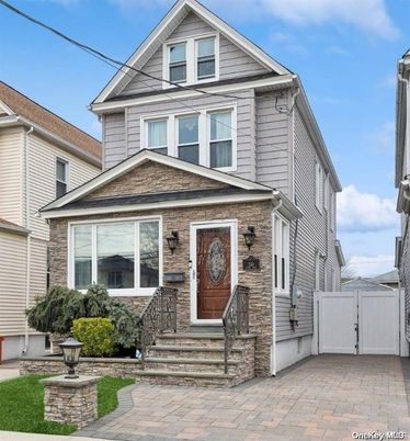 Exterior, Facade, Brick Facade, Queen Anne Victorian