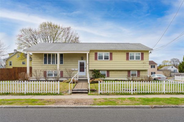 Exterior, Facade, Raised Ranch