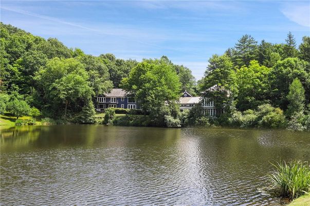 Exterior, Lake