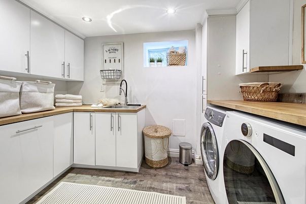 Interior, Recessed Lighting, Washer, Wood Texture Flooring
