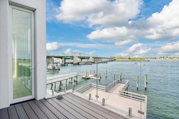 Exterior, Lake