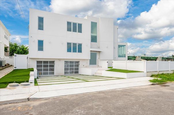 Attached, Exterior, Facade, Rowhouse