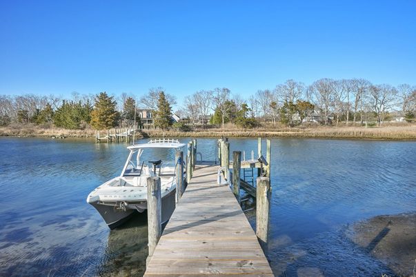 Exterior, Lake