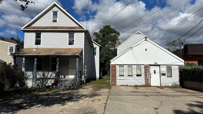 Exterior, Facade, Farmhouse