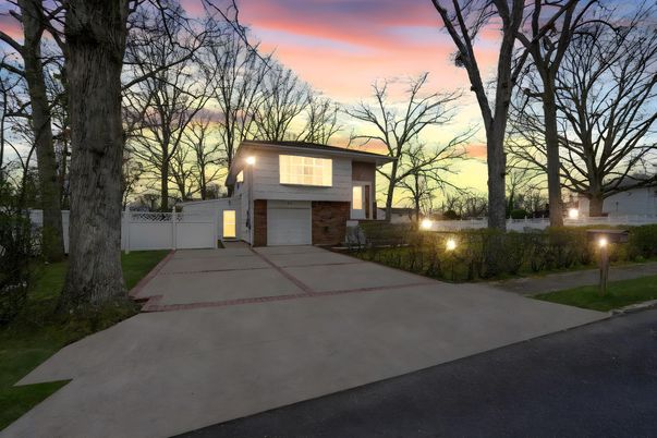 Attached, Exterior, Facade, Raised Ranch