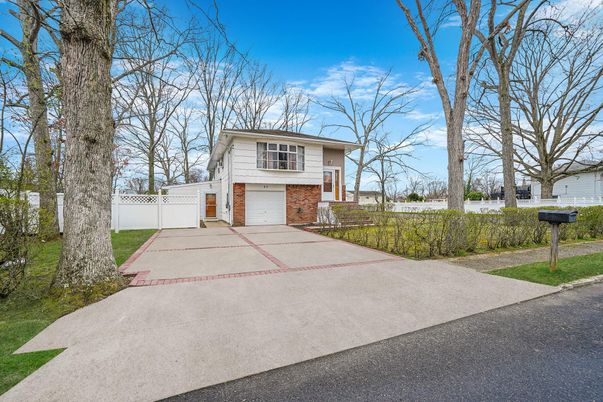Attached, Exterior, Facade, Brick Facade, Raised Ranch