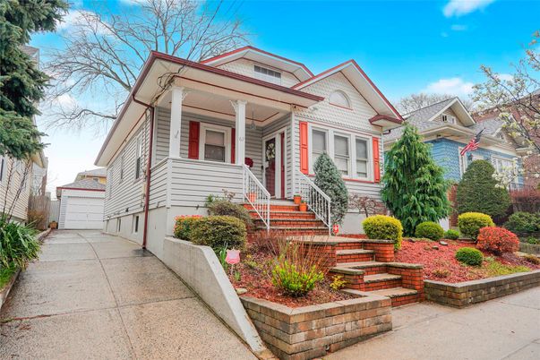 Exterior, Facade, Queen Anne Victorian