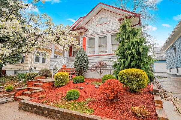 Exterior, Facade, Queen Anne Victorian