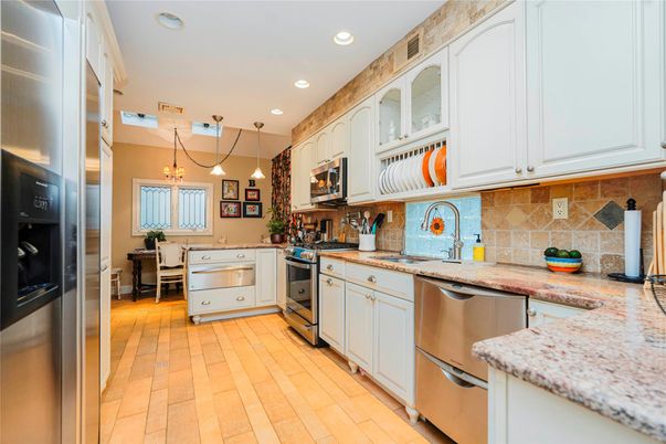 Dining room, Interior, Kitchen, Pendant Lights, Recessed Lighting, Stainless Steel Appliances