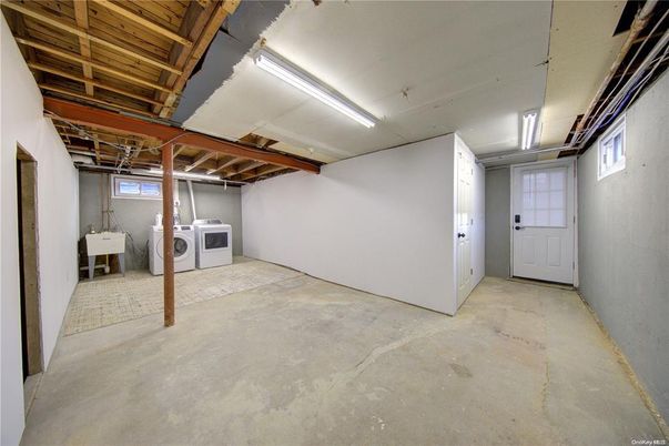 Interior, Washer, Wooden Beams