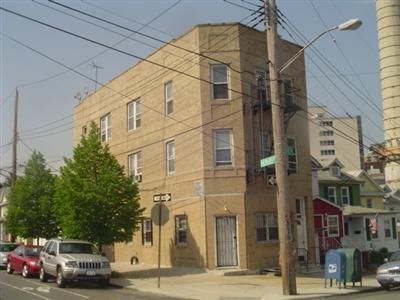 Exterior, Facade, Rowhouse
