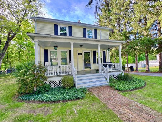 Exterior, Facade, American Foursquare