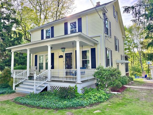 Exterior, Facade, American Foursquare
