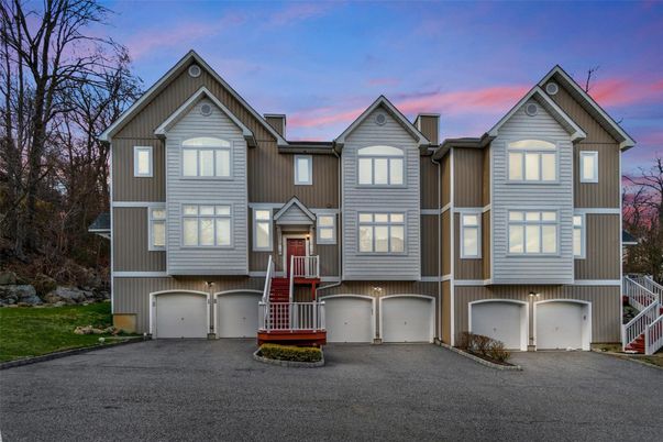 Attached, Exterior, Facade, Rowhouse