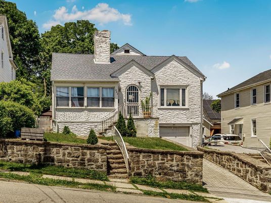 Attached, Exterior, Facade, Queen Anne Victorian