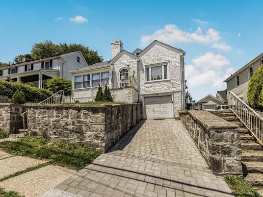 Attached, Exterior, Facade, Rowhouse