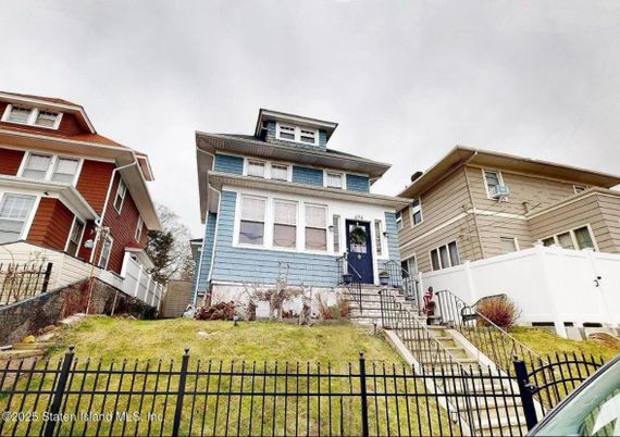 Exterior, Facade, American Foursquare