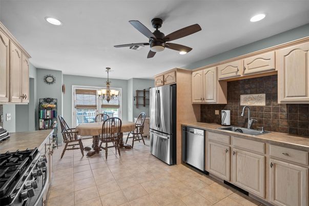 Chandelier, Dining room, Interior, Kitchen, Recessed Lighting, Stainless Steel Appliances